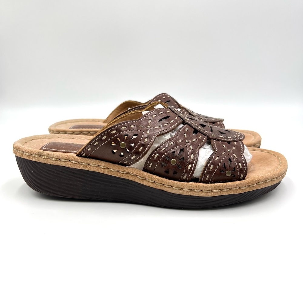 Clarks Artisan Size 8.5 Brown Leather Slip On Low Wedge Comfort Sandals Shoes